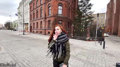 איסוף ציבורי: בחורה יפה נדפקת לאייפון ומקבלת זרע בכוס. CleoModel