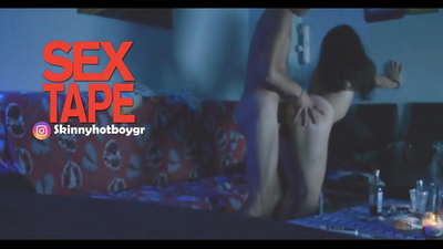 תלמידת בית ספר חמודה עם החבר שלה